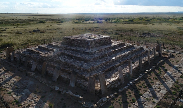 Kazakistan’da 10 Metrelik Höyükte İki Ayrı Çağa Ait Defin Alanı Keşfedildi