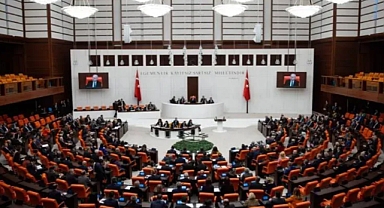 Uğur Poyraz, Kürtçü Vekile Haddini Bildirdi: 'Beyanlarının Tamamı Türkiye Cumhuriyeti'ne Meydan Okumaktır'