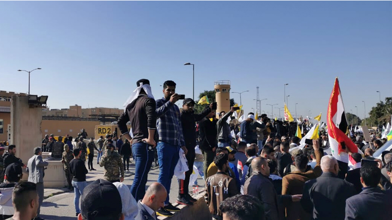Göstericiler ABD'nin Bağdat Büyükelçiliği'ni Bastı