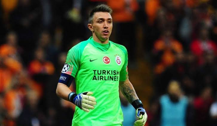 Galatasaray Muslera'nın Lisansını Askıya Aldı