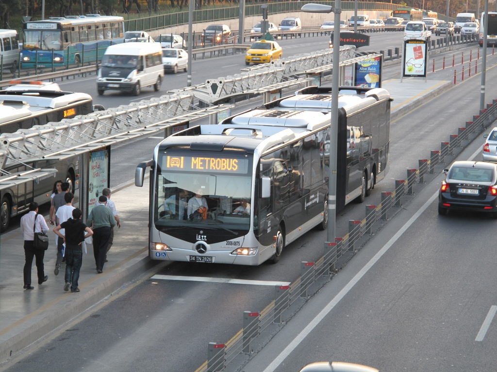 Metrobüs Tabelalarında Kod Yerine Son İstasyonun Adı Yazılacak