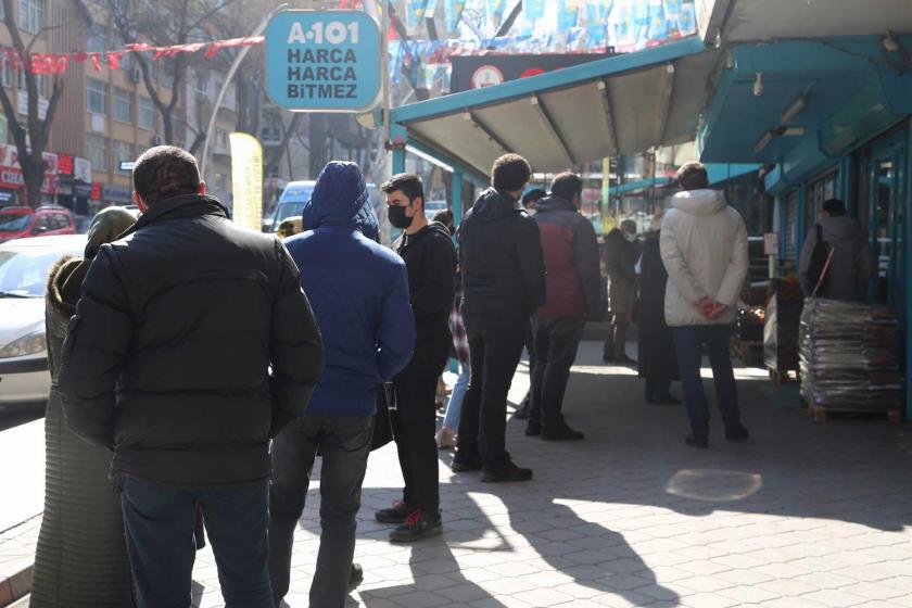 İşçi Alacağını Duyuran A101 Önünde Kuyruk Oluştu