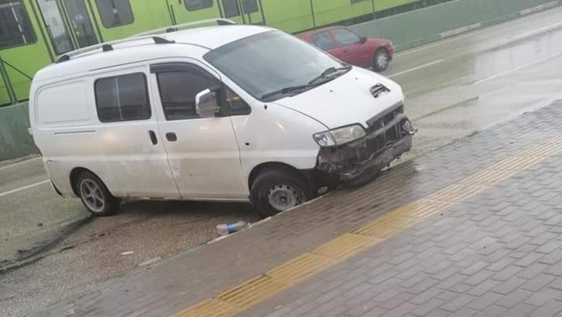 Suriyeliye Ait Kaçak Okul Servisi Kaza Yaptı: Araçtan 20 Öğrenci Çıktı