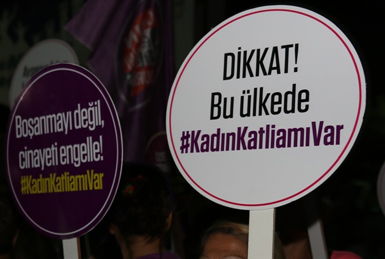 Bir Kadın Daha Erkek Eliyle Katledildi