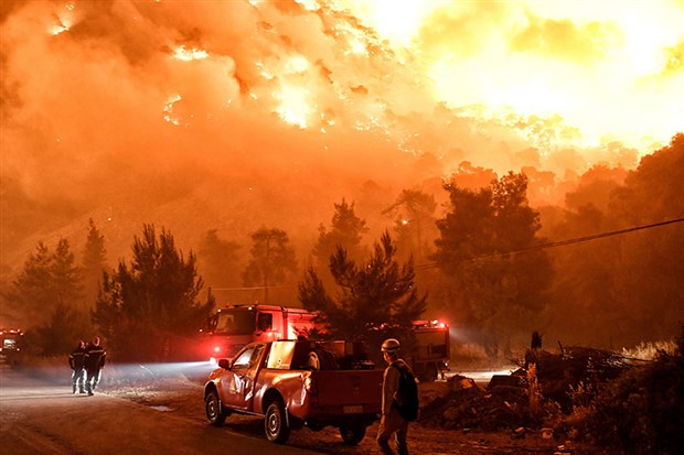 Yunanistan'da Çıkan Yangına 62 İtfaiye Aracı Müdahale Etti