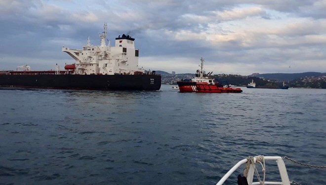 İstanbul Boğazı'nda Endişe: Petrol Taşıyan Tanker, Kıyıya Sürüklendi
