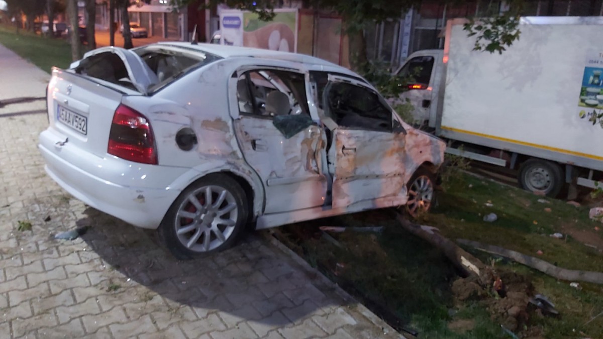 Muhtarlık Binasına Daldı: Aracını Bırakıp Kaçtı