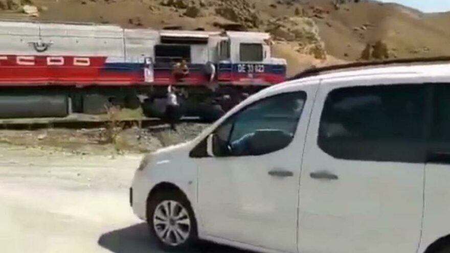 Bahşiş Almak İçin Trenle Düğün Konvoyunun Önünü Kestiler