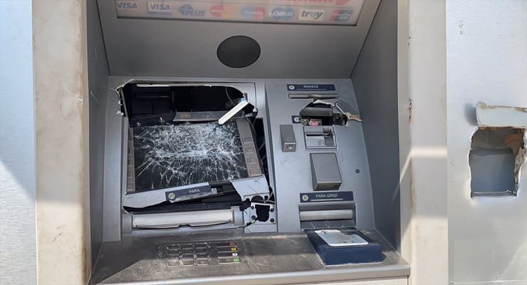 Kartını Kaptırdığı ATM'ye Forklift ile Saldırdı