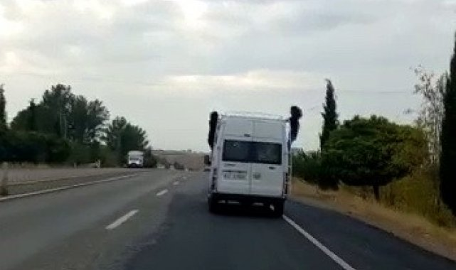 Öğrenciler 130 Kilometre Hızla Giden Servis Aracından Sarktı