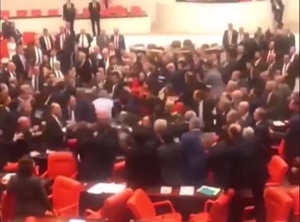 Mecliste CHP ve AKP Vekilleri Arasında Yumruklu Kavga