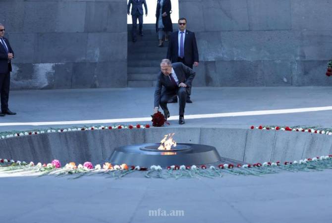 Rusya Dışişleri Bakanı'ndan Sözde Ermeni Soykırım Anıtına Çelenk