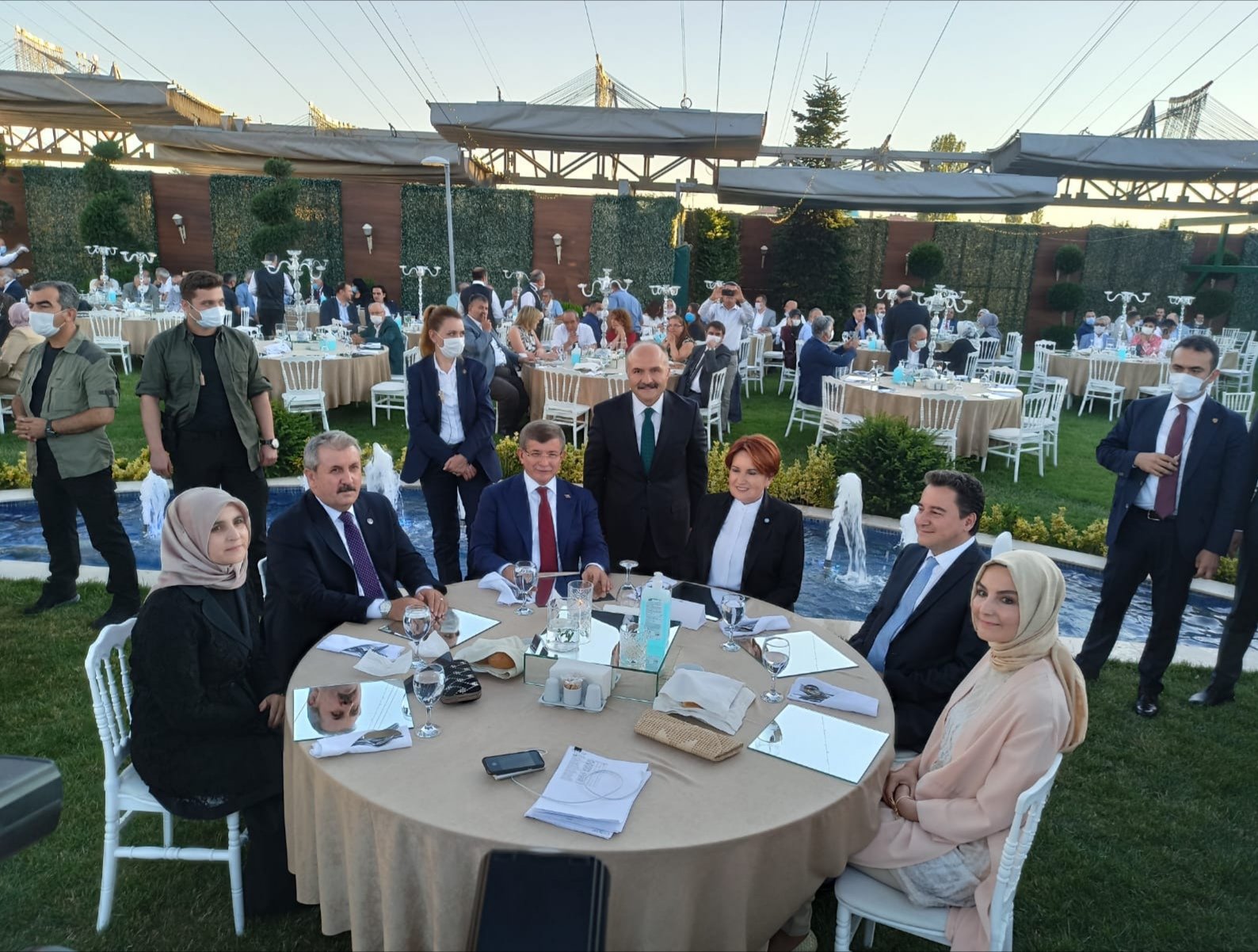 Erhan Usta'nın Kızının Düğününde İlginç Fotoğraf