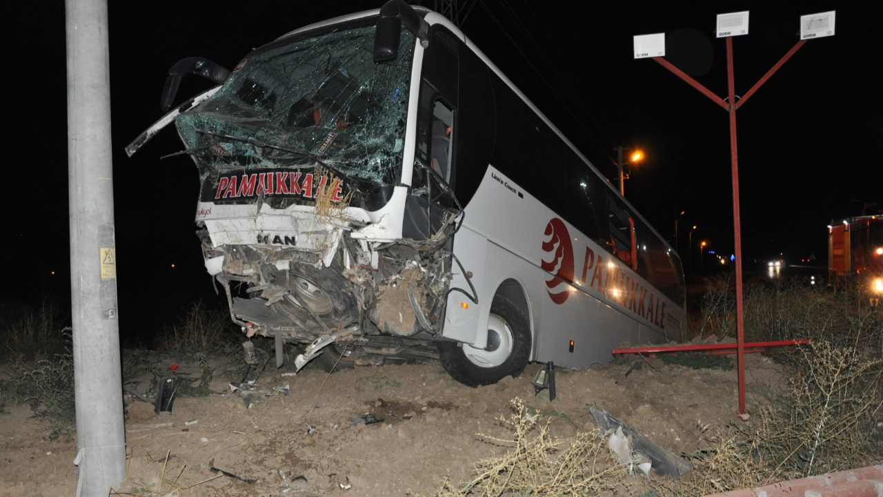 Afyon'da Otobüs Kaza Yaptı: 30 Yaralı