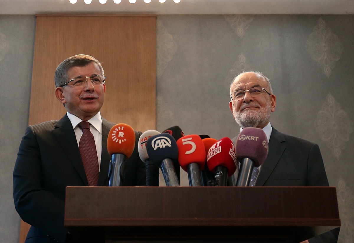 Davutoğlu Saadet Liderini Ziyaret Etti