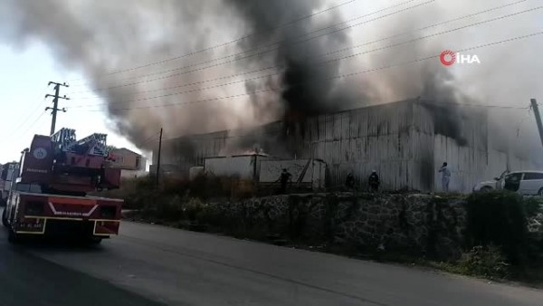 Gebze'de Bir Plastik Deposunda Yangın Çıktı