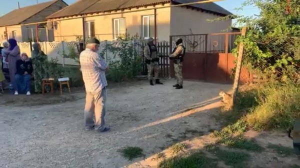 Kırım'da İşgalci Teröristler Çok Sayıda Eve Baskın Düzenledi
