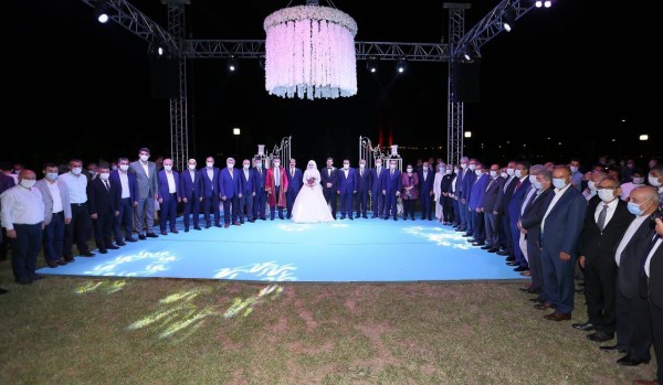AKP'li Vekilin Oğlunun Düğününde Koronavirüs Tedbirleri Unutuldu