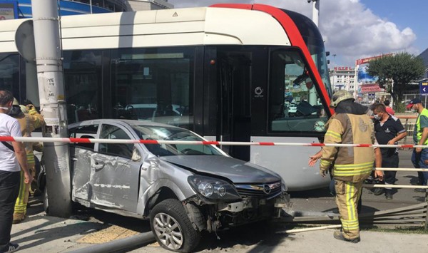Güngören'de Tramvay Otomobile Çarptı: 1 Yaralı