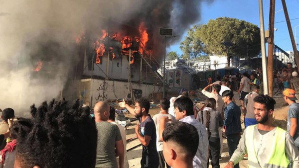 Yunanistan'da Karantinadaki Mülteci Kampında Yangın