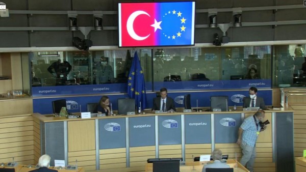 AP'de 'Türk Bayrağı AB Bayrağı ile İç İçe Gösterilmesin' Polemiği