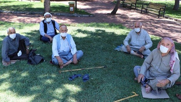 Tedbirlere Mecburi Dönüş! Erzincan'da 65 Yaş Üstüne Sokağa Çıkma Yasağı