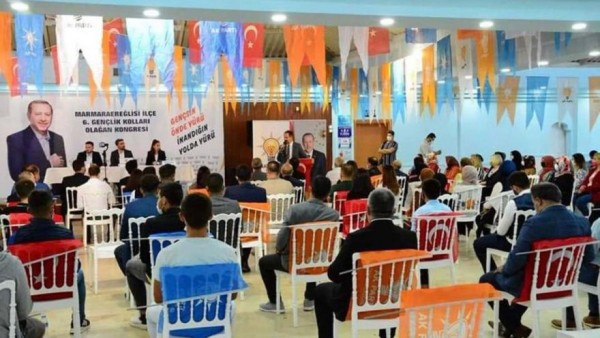 AKP Kongresinde Türk Bayrağına Saygısızlık