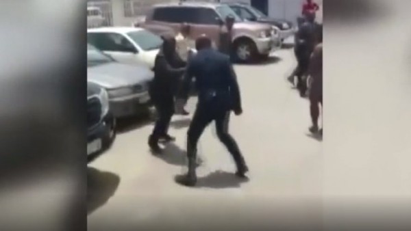 Gine Devlet Başkanı Sokak Ortasında Çalışma Bakanı'nı Dövdü