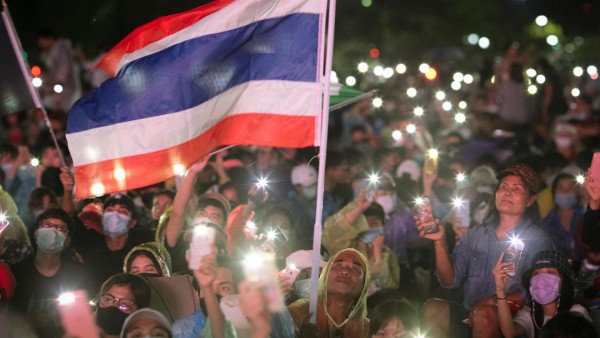 Tayland'da Monarşi'ye Karşı Protesto