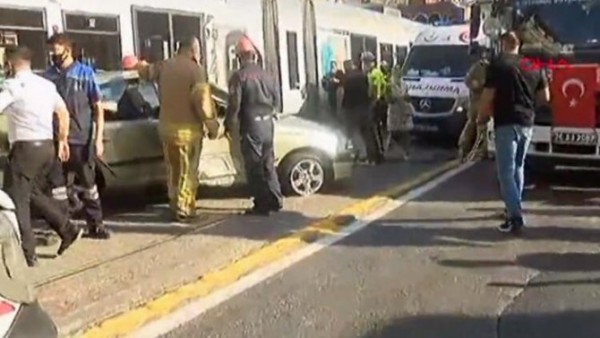 İstanbul'da Otomobil Tramvayla Çarpıştı