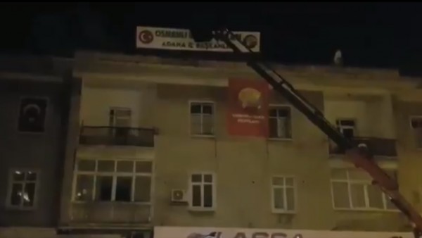 Adana'da Ülkücüler 'Osmanlı Ülkü Ocakları'nın Tabelasını İndirdi