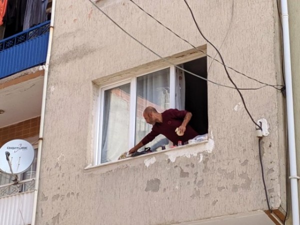 Eşyalarını Sokağa Atıp Pencerede Kahvaltı Yaptı