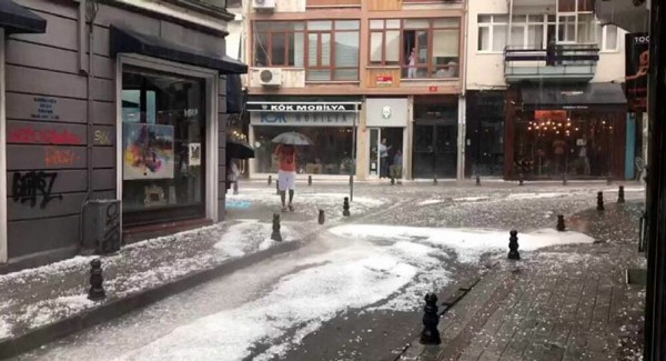 İBB İYİ Parti Grup Başkan Vekili, İstanbul'un Eski Yağış Manzaralarını Tiye Aldı