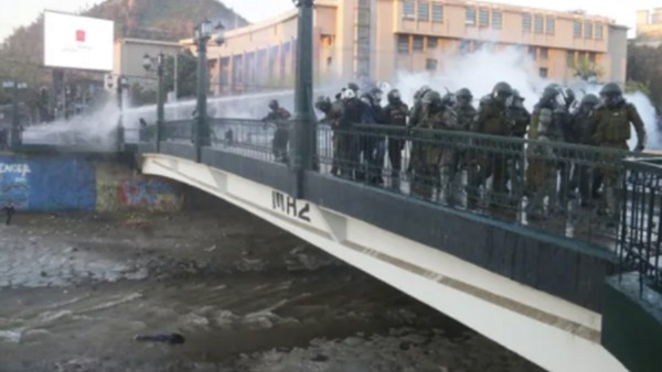 Şili Polisi 16 Yaşındaki Protestocuyu Köprüden Attı
