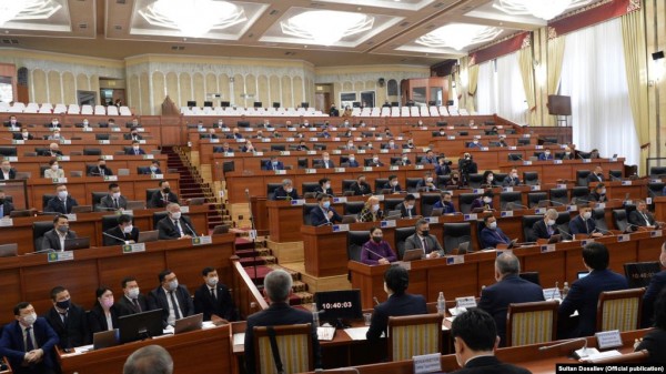 Kırgızistan'da Parlamento Olağanüstü Toplanıyor