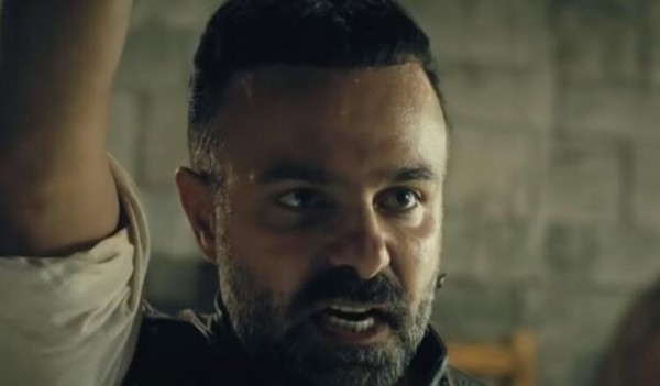 Aya Nikola - Bir Tuhaf Karakter