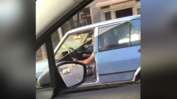 Bursa'da Ankara Plakalı Sürücü Kapısı Olmayan Bir Araç Trafikte Seyrederken Görüldü