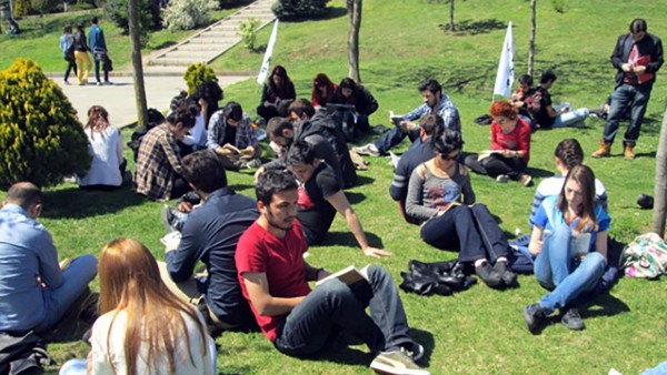 Dünyadaki Uzmanlar: Gençler ve Sağlıklı Kişiler Normale Dönmeli