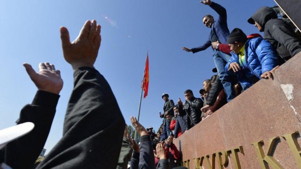 Eski Kırgızistan Cumhurbaşkanı Atambayev'in Aracı Kurşunlandı