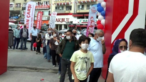 Maltepe'de Virüse Rağmen Bedava Döner Kuyruğu