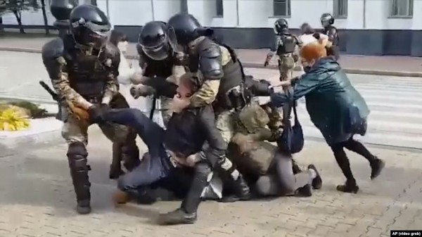 Rus Polisi Habarovsk'ta Onlarca Protestocuyu Gözaltına Aldı