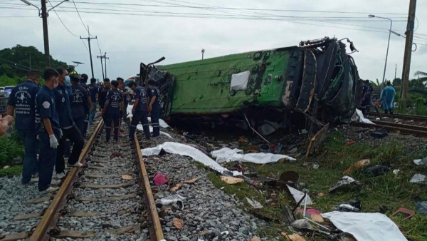 Tayland'da Tren Otobüse Çarptı: 17 Ölü, 30 Yaralı