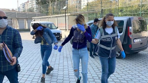 Hırsız Kadınlar Çaldıkları Altınları Polis Arabasına Sakladı