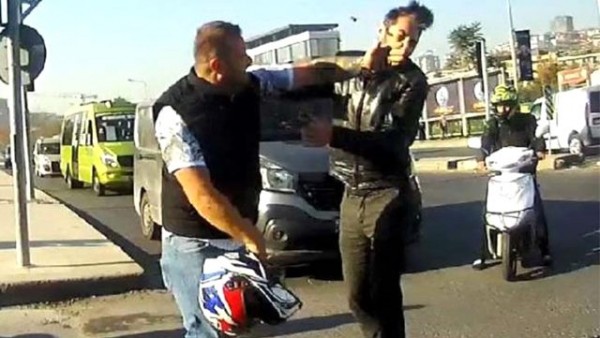 Tehdit Ettiği Sürücüyü 'Gel Barışalım' Diye Kandırıp Tokatladı