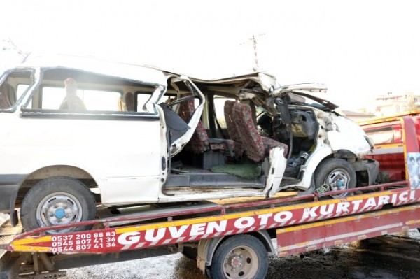 Aşırı Hızlı Minibüs Beton Direğe Çarptı: 2 Ölü, 20 Yaralı 
