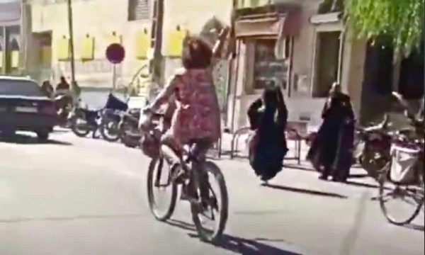 İran'da Bir Kadın Başörtüsüz Bisiklet Sürdüğü için Tutuklandı
