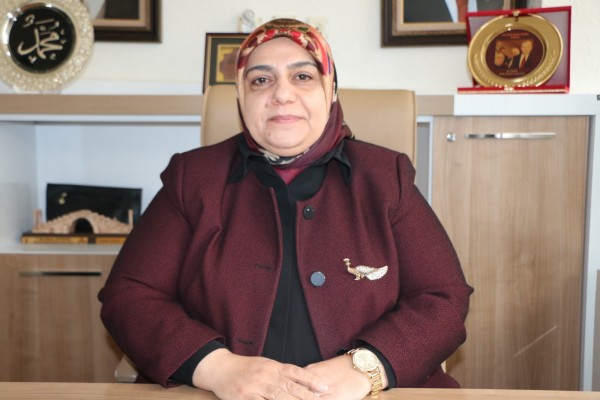 AKP'li Kadın Kolları Başkanı İşe Soktuğu Kişinin Maaşına El Koydu
