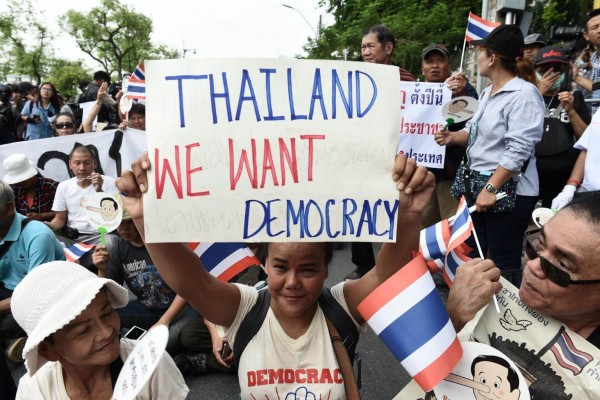 Tayland'da Demokrasi Yanlıları OHAL'i İptal Ettirdi