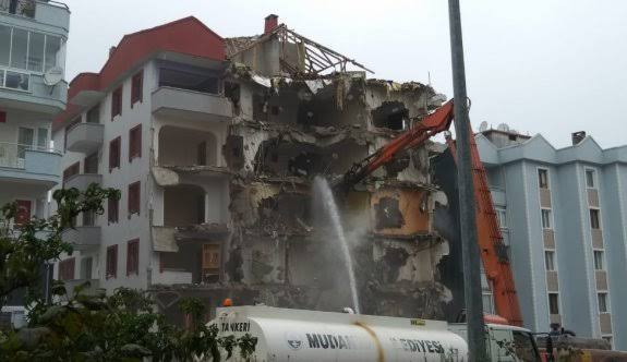 Bursa'da Bir Kişi Planlı Yıkılan Binanın Altında Kaldı