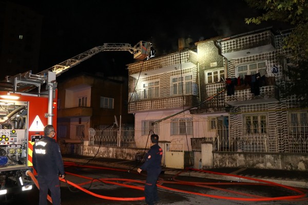 Kayseri'de Bir Apartmanda Yangın Çıktı